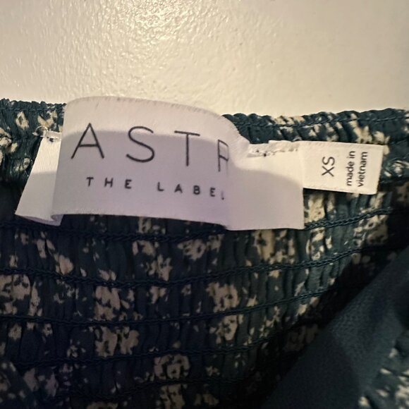 ASTR The Label XS Floral Smocked Long Sleeve Blouse In Blue & White - Picture 3 of 10